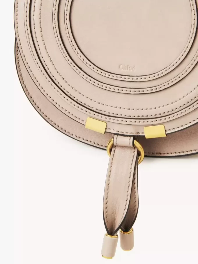 Bolso pequeño Marcie tipo sillín de piel brillante