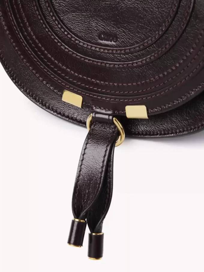 Bolso pequeño Marcie tipo sillín de piel brillante