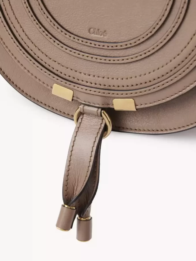 Bolso pequeño Marcie tipo sillín de piel brillante