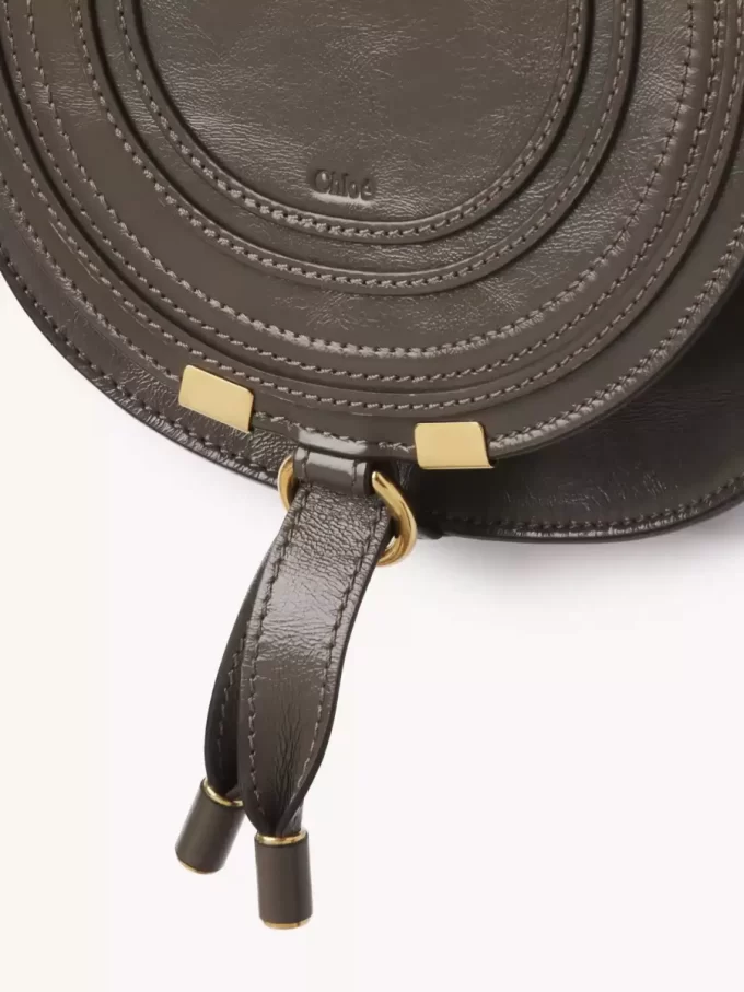 Bolso pequeño Marcie tipo sillín de piel brillante