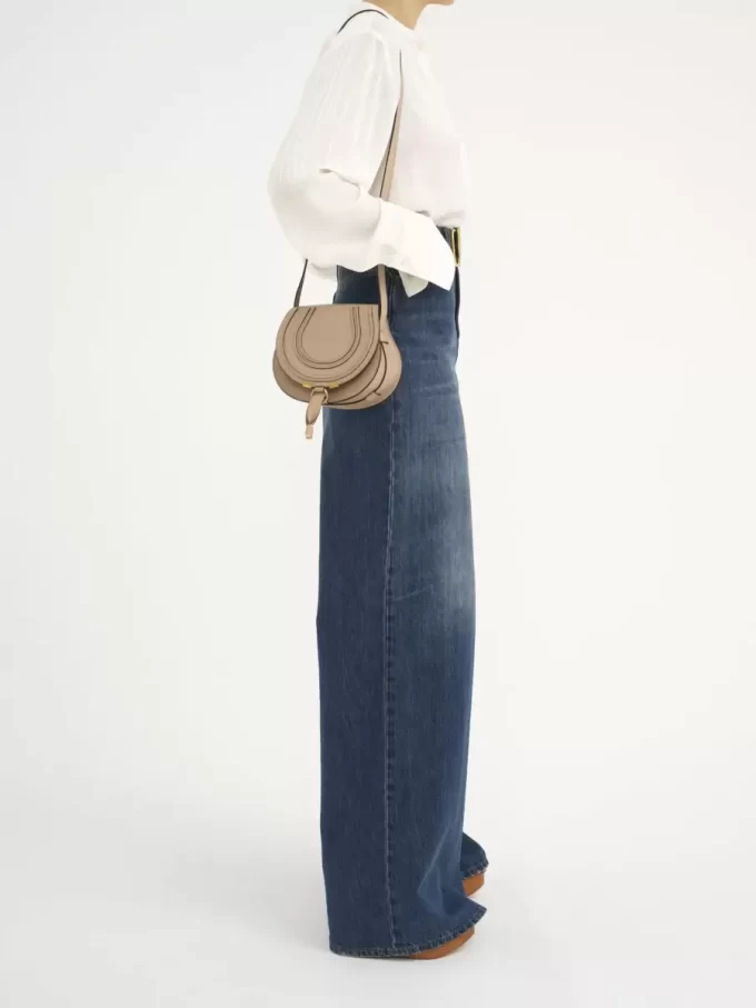 Bolso pequeño Marcie tipo sillín de piel brillante