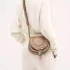 Bolso pequeño Marcie tipo sillín de piel brillante