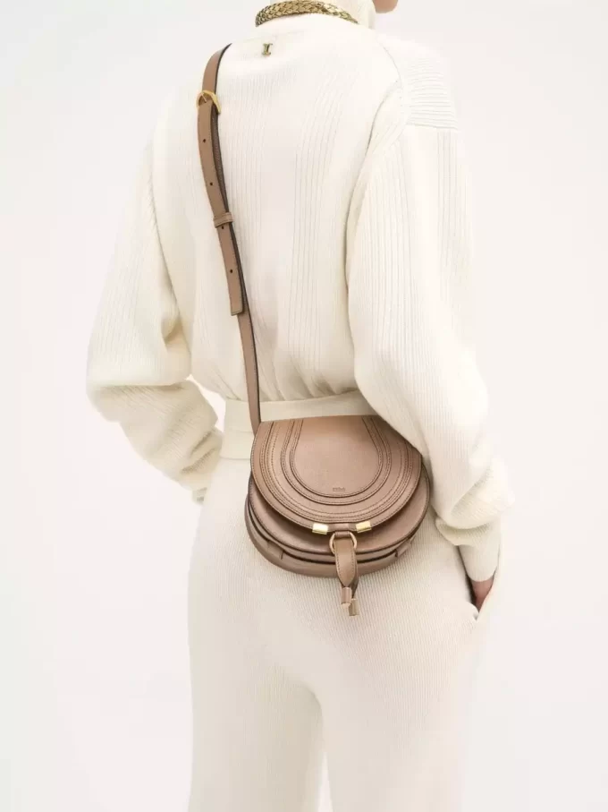 Bolso pequeño Marcie tipo sillín de piel brillante
