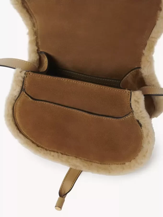 Bolso pequeño Marcie tipo sillín en ante y borrego
