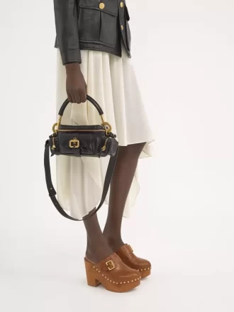 Bolso pequeño para cámara en piel brillante