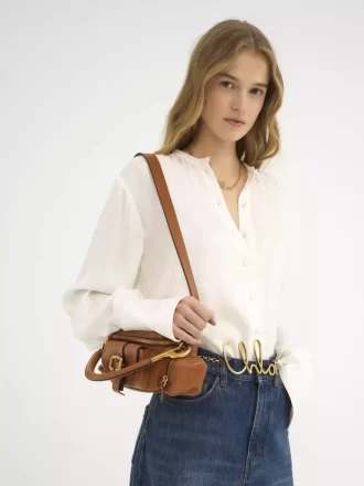 Bolso pequeño para cámara en piel brillante