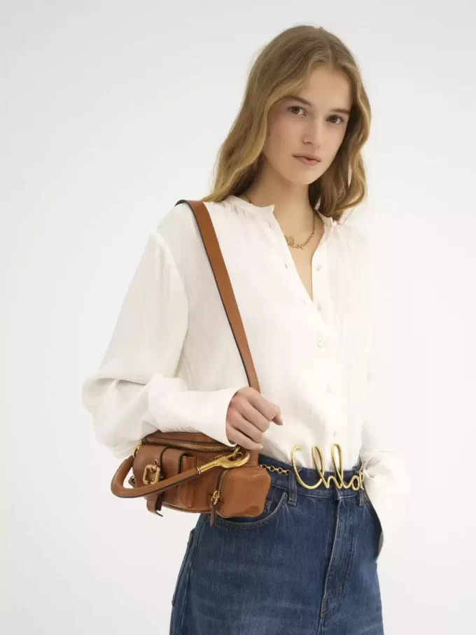 Bolso pequeño para cámara en piel brillante Bolso pequeño para cámara en piel brillante