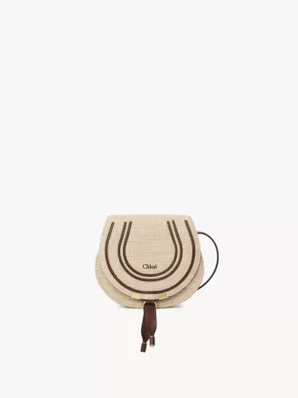 Bolso pequeño tipo sillín Marcie en fibras efecto rafia