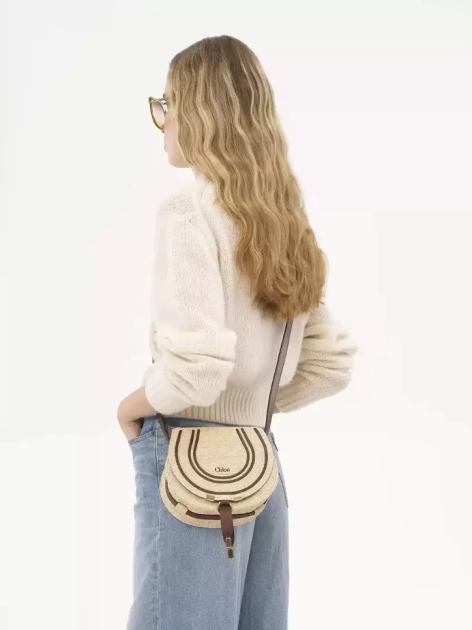 Bolso pequeño tipo sillín Marcie en fibras efecto rafia Bolso pequeño tipo sillín Marcie en fibras efecto rafia