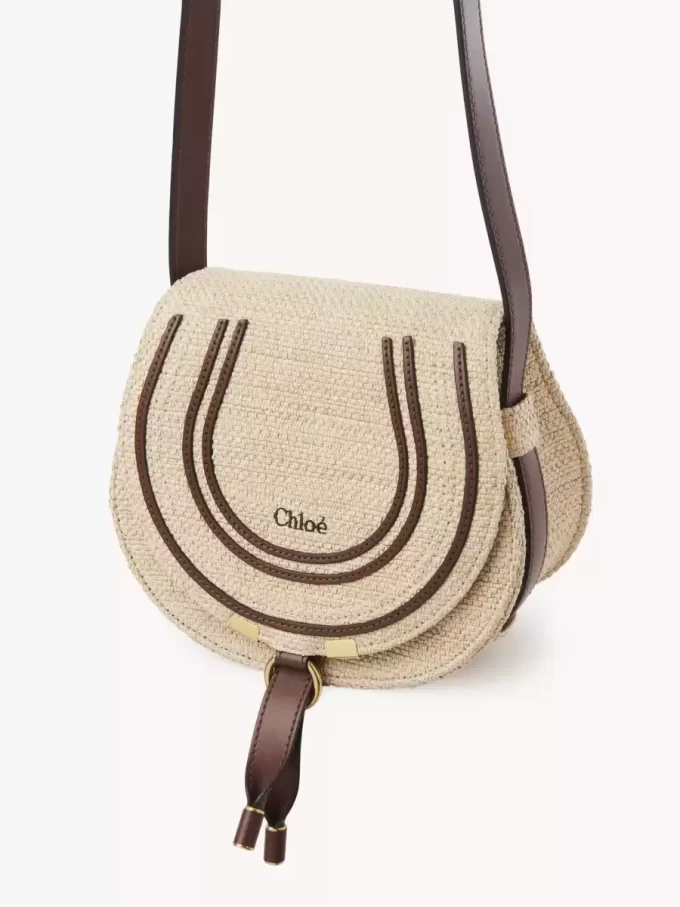 Bolso pequeño tipo sillín Marcie en fibras efecto rafia Bolso pequeño tipo sillín Marcie en fibras efecto rafia