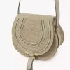 Bolso pequeño tipo sillín Marcie en fibras efecto rafia Bolso pequeño tipo sillín Marcie en fibras efecto rafia