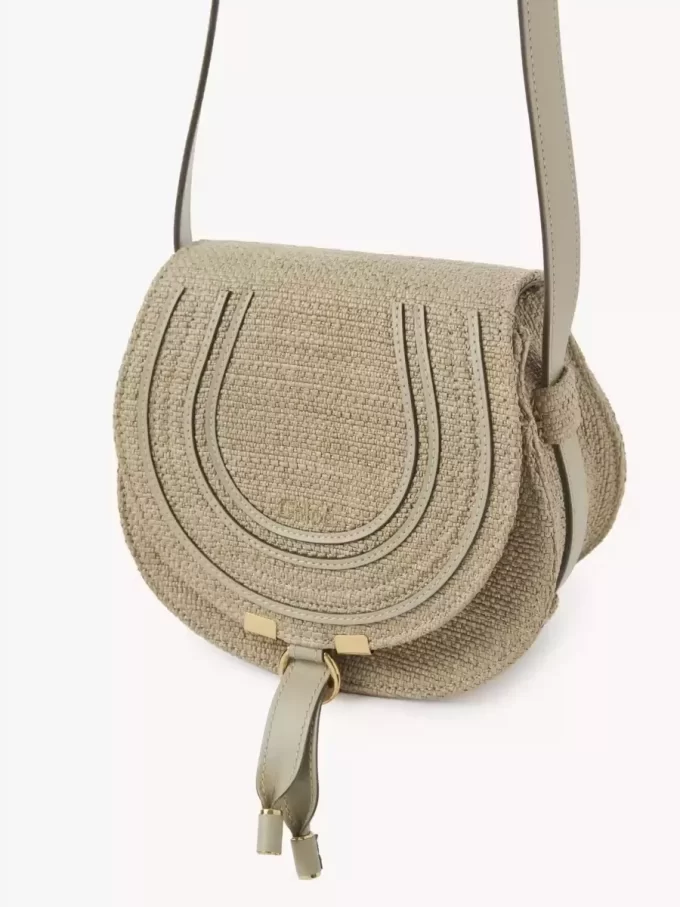 Bolso pequeño tipo sillín Marcie en fibras efecto rafia Bolso pequeño tipo sillín Marcie en fibras efecto rafia