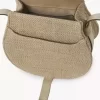 Bolso pequeño tipo sillín Marcie en fibras efecto rafia Bolso pequeño tipo sillín Marcie en fibras efecto rafia