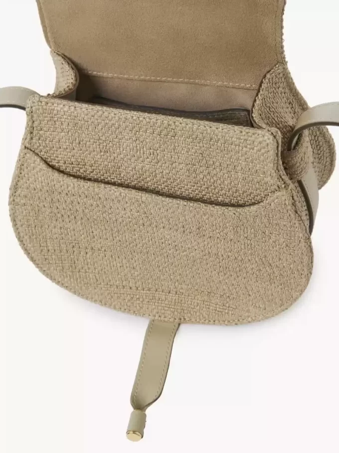 Bolso pequeño tipo sillín Marcie en fibras efecto rafia Bolso pequeño tipo sillín Marcie en fibras efecto rafia