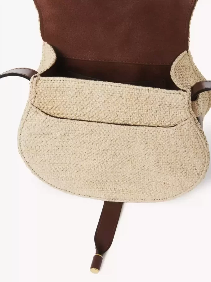Bolso pequeño tipo sillín Marcie en fibras efecto rafia Bolso pequeño tipo sillín Marcie en fibras efecto rafia