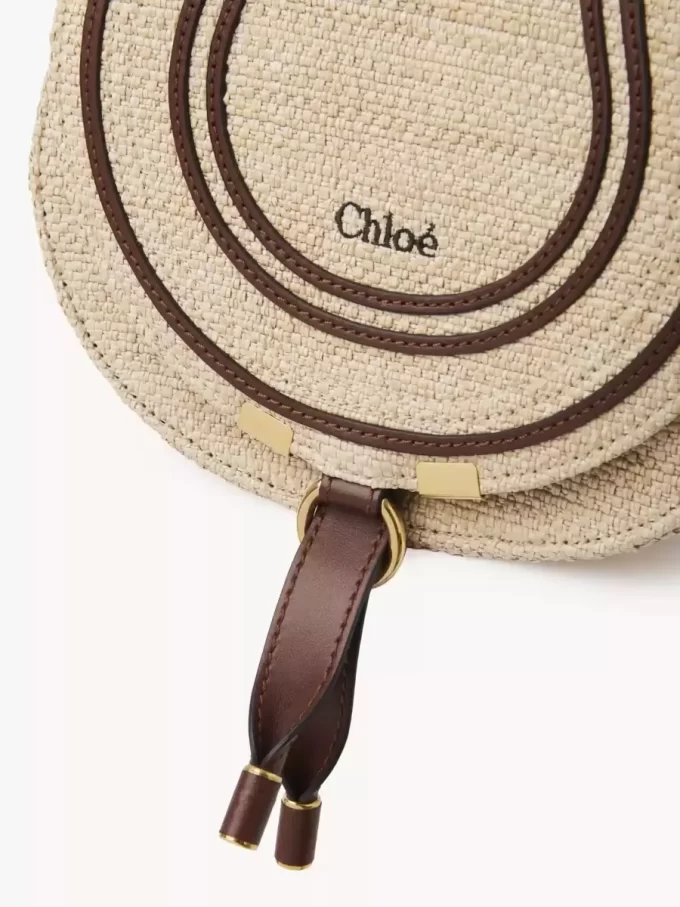 Bolso pequeño tipo sillín Marcie en fibras efecto rafia Bolso pequeño tipo sillín Marcie en fibras efecto rafia