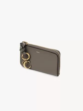Cartera con alfabeto en piel brillante