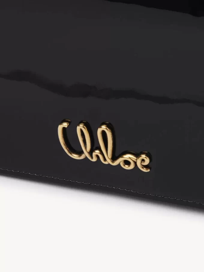 Cartera con solapa y cadena Chloé Iconic en charol
