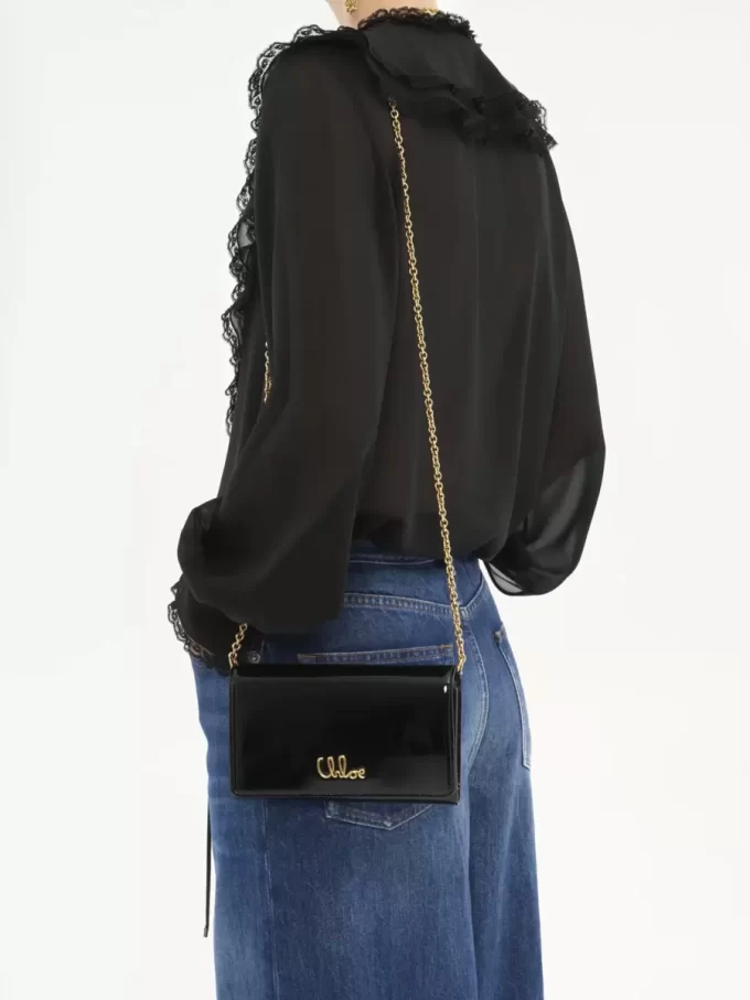 Cartera con solapa y cadena Chloé Iconic en charol