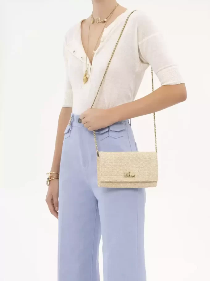 Cartera con solapa y cadena Chloé Iconic en fibras efecto rafia