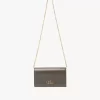 Cartera con solapa y cadena Chloé Iconic en piel brillante