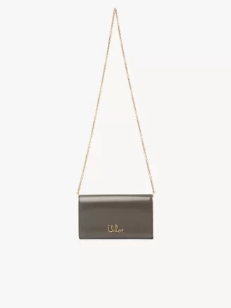 cartera con solapa y cadena chlo iconic en piel brillante 1 330x440 - Cartera con solapa y cadena Chlo&eacute; Iconic en piel brillante