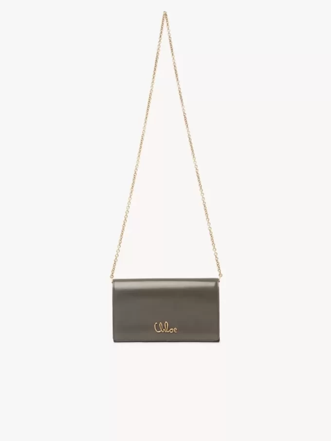 Cartera con solapa y cadena Chloé Iconic en piel brillante
