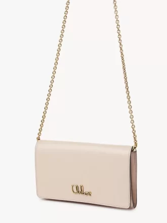 Cartera con solapa y cadena Chloé Iconic en piel brillante