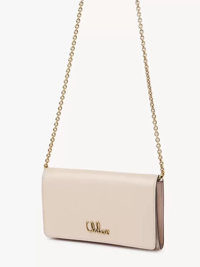Cartera con solapa y cadena Chloé Iconic en piel brillante
