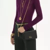 Cartera con solapa y cadena Chloé Iconic en piel brillante