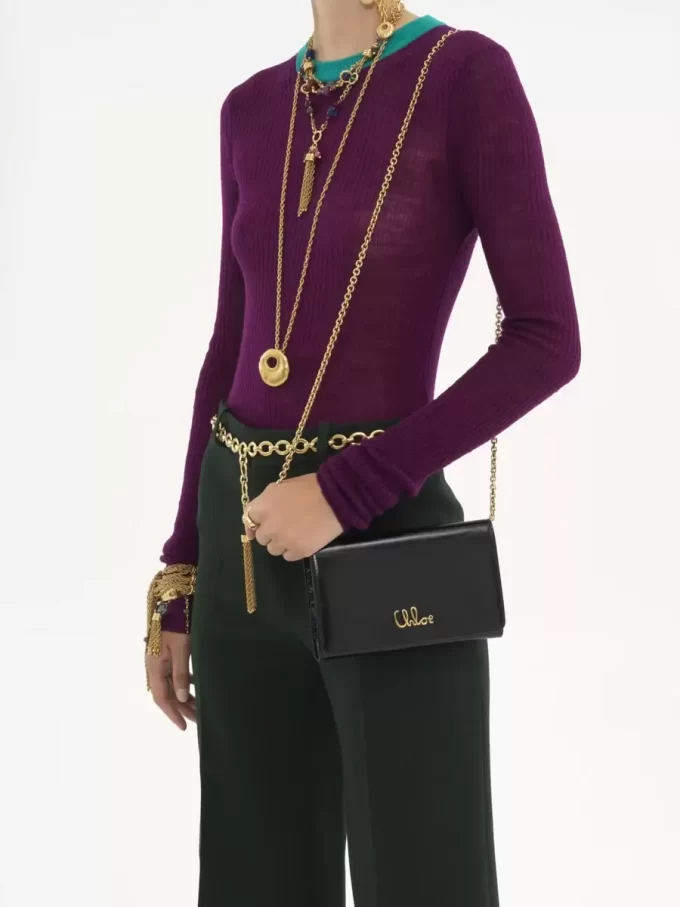 Cartera con solapa y cadena Chloé Iconic en piel brillante
