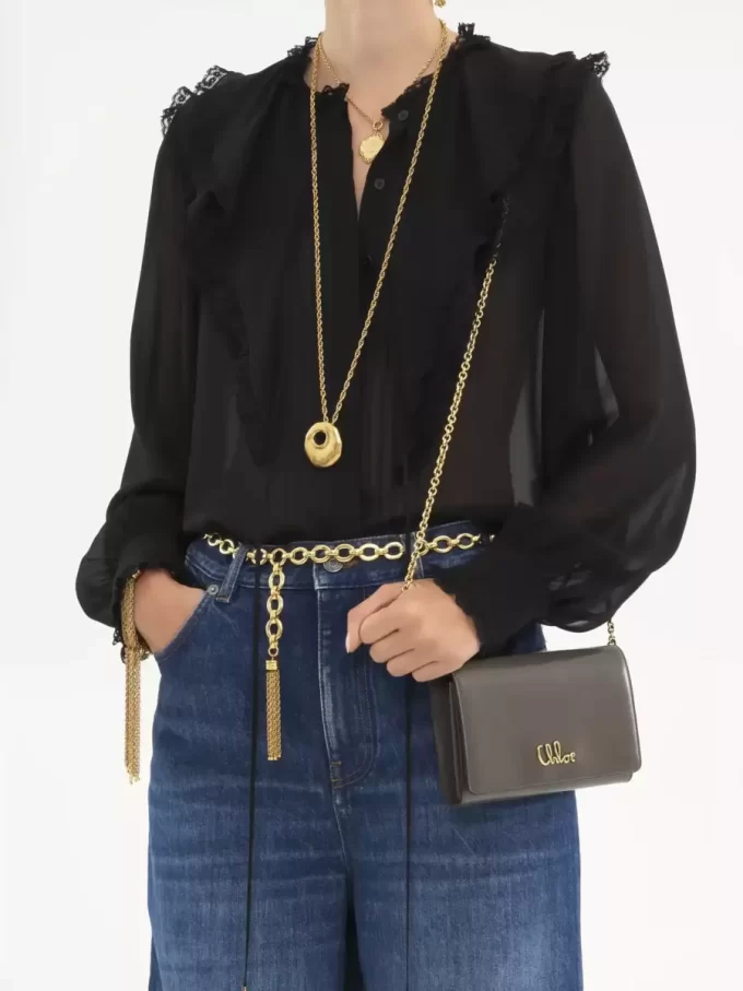Cartera con solapa y cadena Chloé Iconic en piel brillante