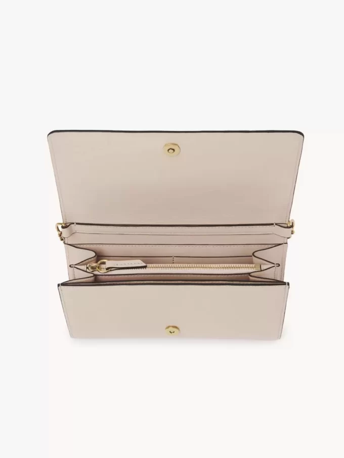 Cartera con solapa y cadena Chloé Iconic en piel brillante