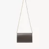 Cartera con solapa y cadena Chloé Iconic en piel brillante