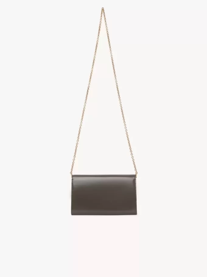 Cartera con solapa y cadena Chloé Iconic en piel brillante