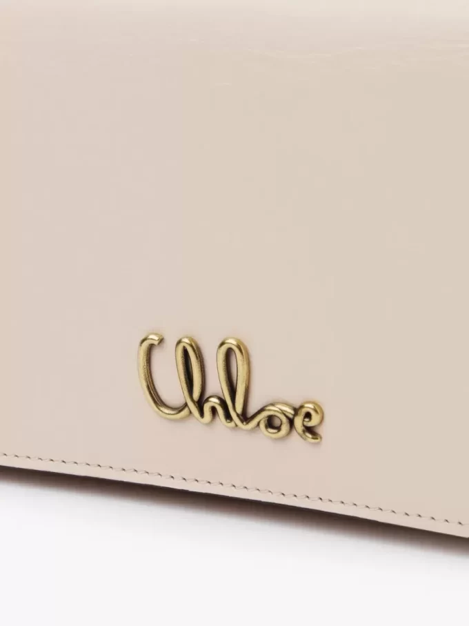 Cartera con solapa y cadena Chloé Iconic en piel brillante