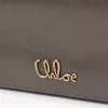 Cartera con solapa y cadena Chloé Iconic en piel brillante