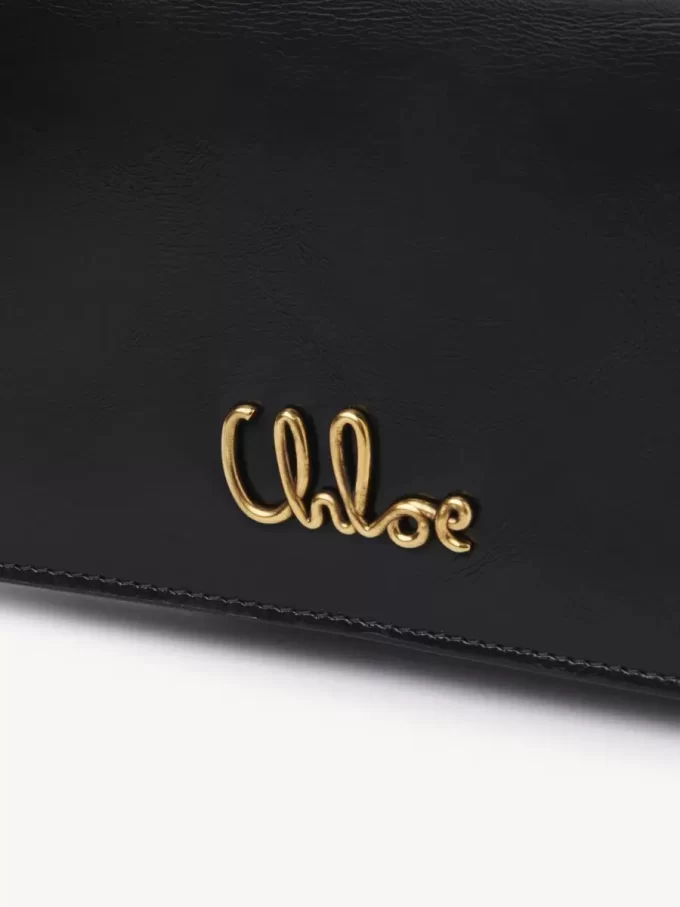 Cartera con solapa y cadena Chloé Iconic en piel brillante
