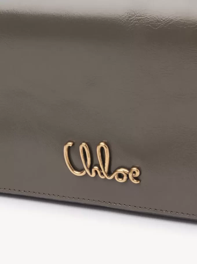 Cartera con solapa y cadena Chloé Iconic en piel brillante