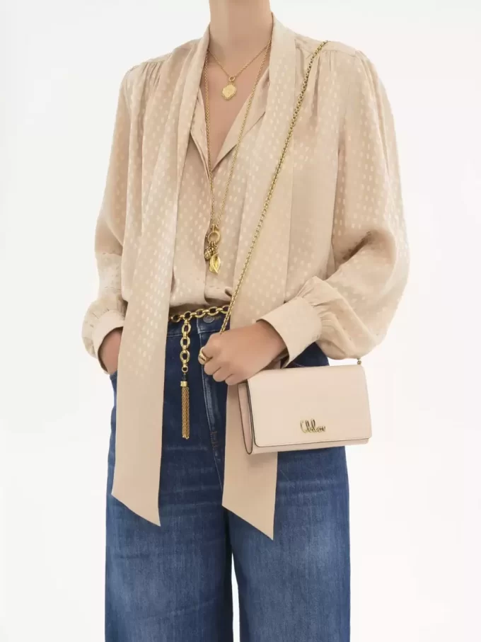 Cartera con solapa y cadena Chloé Iconic en piel brillante