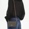 Cartera con solapa y cadena Chloé Iconic en piel brillante
