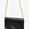 Cartera con solapa y cadena Chloé Iconic en piel brillante