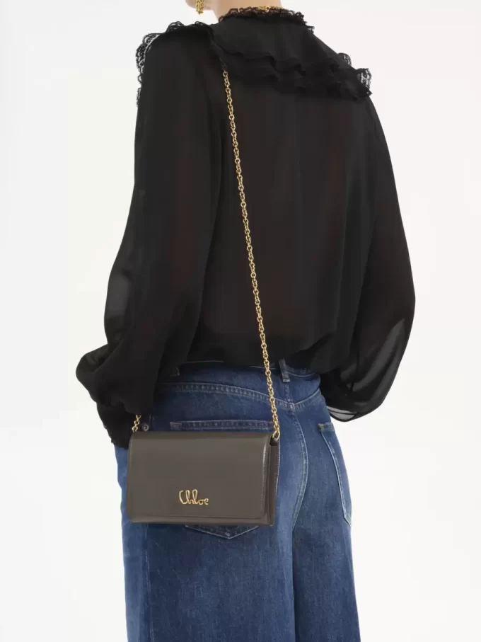 Cartera con solapa y cadena Chloé Iconic en piel brillante