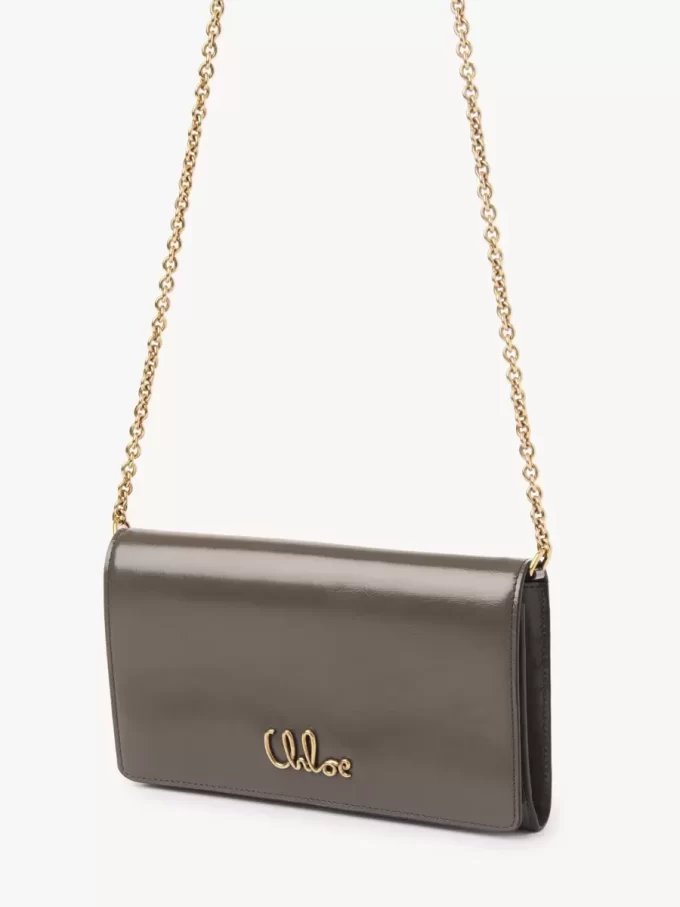 Cartera con solapa y cadena Chloé Iconic en piel brillante