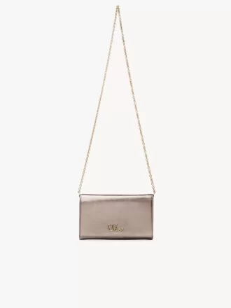 Cartera con solapa y cadena Chloé Iconic en piel metalizada
