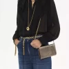 Cartera con solapa y cadena Chloé Iconic en piel metalizada