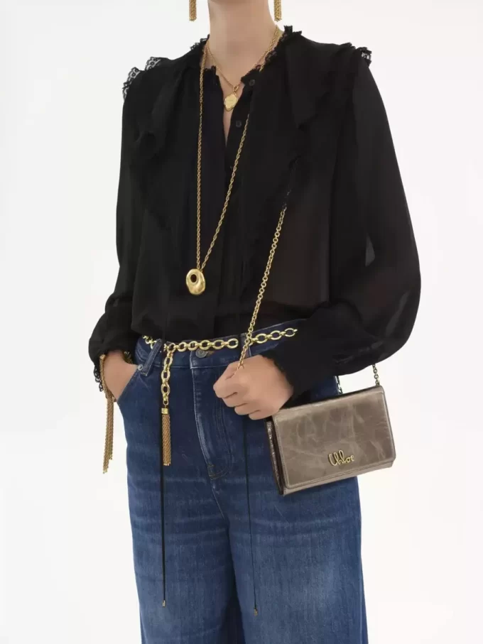 Cartera con solapa y cadena Chloé Iconic en piel metalizada