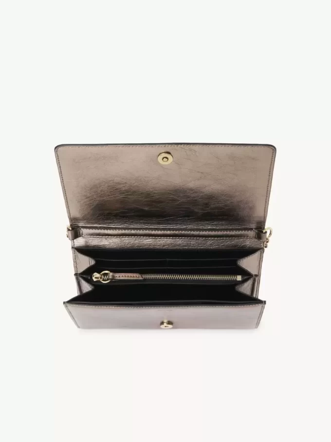 Cartera con solapa y cadena Chloé Iconic en piel metalizada