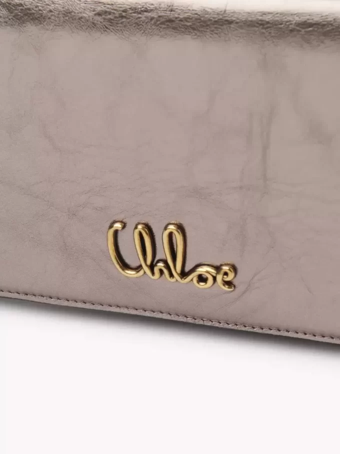 Cartera con solapa y cadena Chloé Iconic en piel metalizada