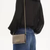 Cartera con solapa y cadena Chloé Iconic en piel metalizada
